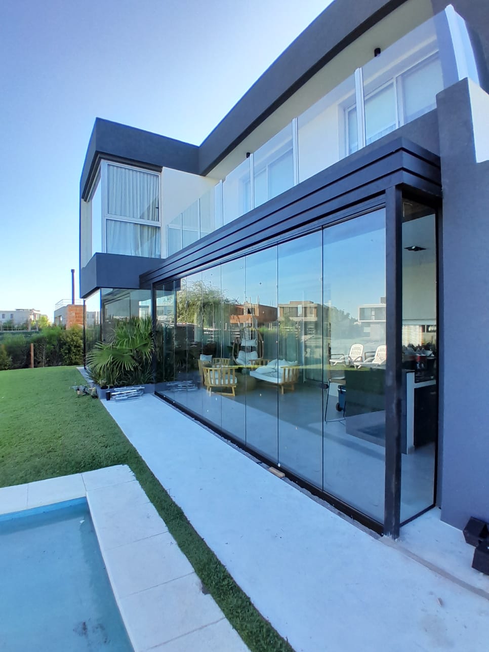 Residencia moderna con grandes ventanales Aluar