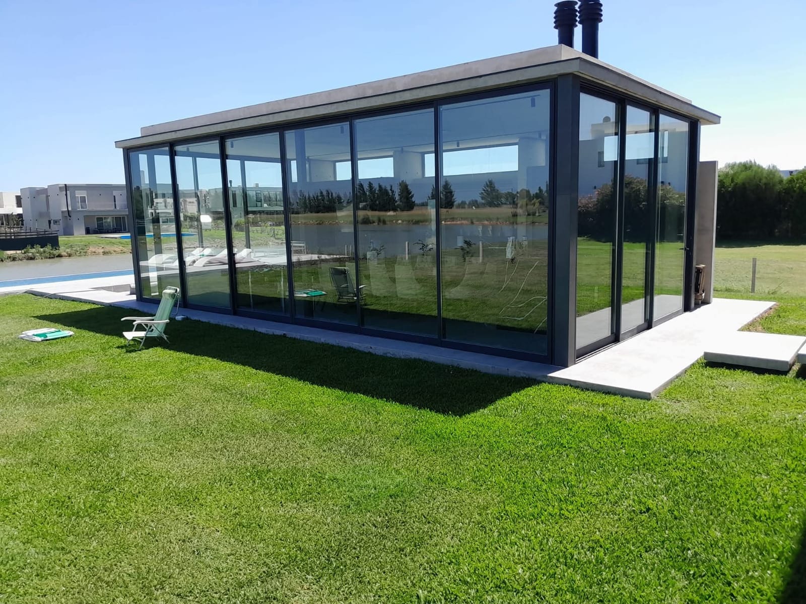 Ventanales corredizos de aluminio A40 con vista a piscina