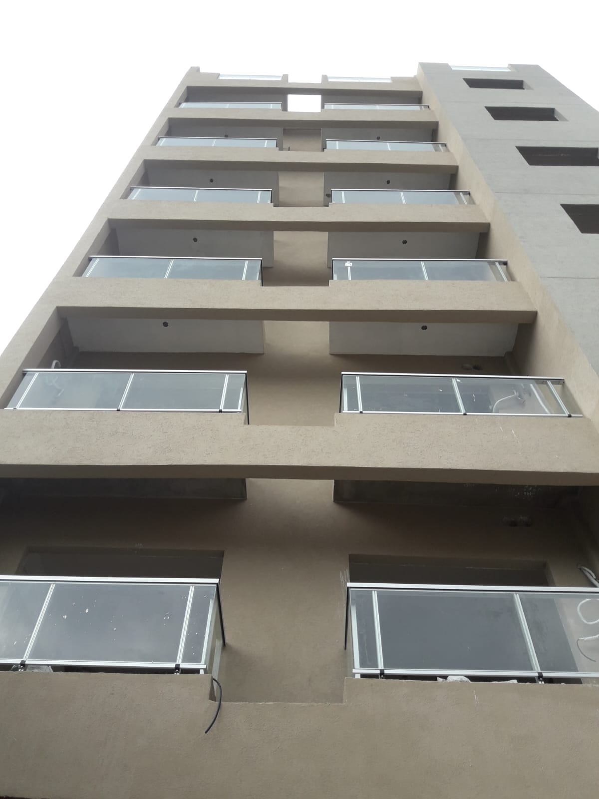 Fachada comercial de vidrio